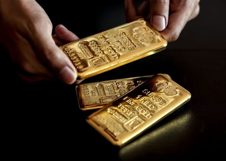 طلای جهانی به کف کانال ۵ هزار دلار برگشت/ ساز مخالف سکه در بازار تهران